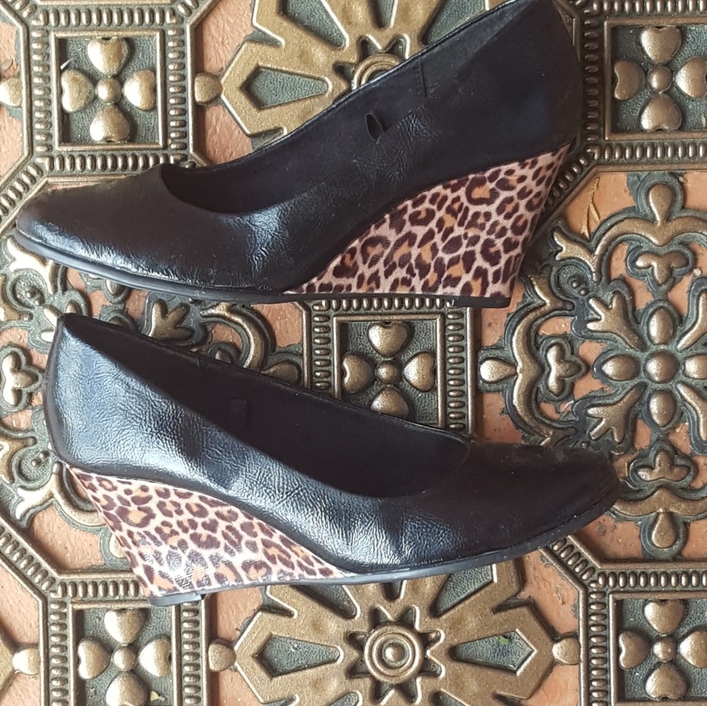 Aerosoles Black and Cheetah / Animal Print Wedge